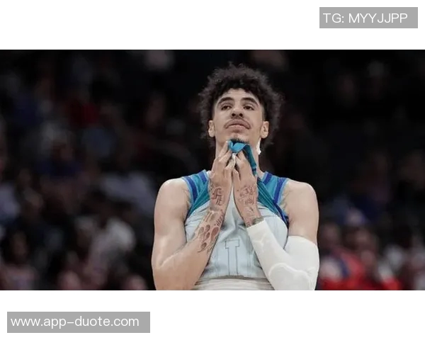 拉梅洛鲍尔上半场表现出色10投6中三分球命中率高达50贡献17分4篮板2助攻4抢断