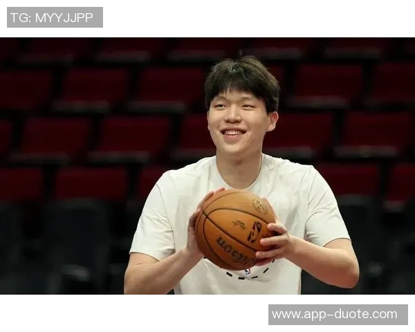 美女球迷摩达中心热情助阵杨瀚森称其身材瘦削似婴儿肥引关注